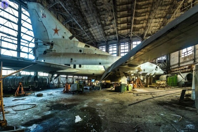 Заброшенный дальний ракетоносец Ту-22М3, забытый в бывшем ремонтном цехе