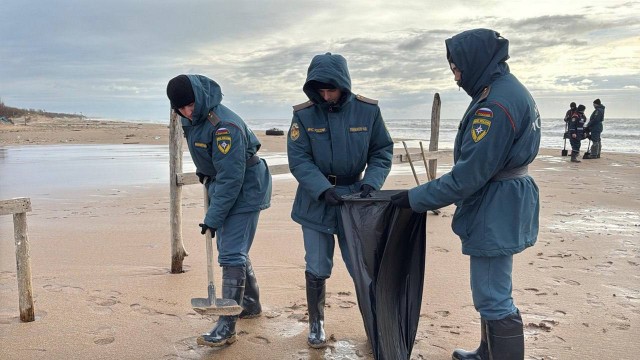 Мазут из потерпевших крушение танкеров «Волгонефть-212» и «Волгонефть-239» прибило к берегам Краснодарского края