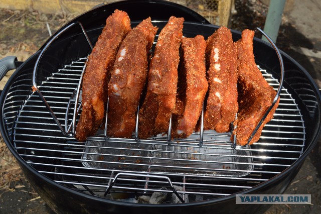 Копченые свиные ребрышки барбекю.