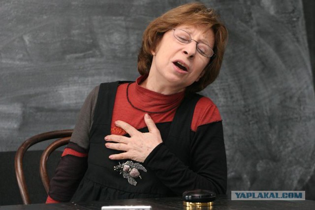 Старушка Ахеджакова совсем чокнулась !