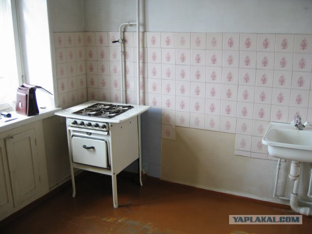 Для чего нужен ящик под духовкой в плите?