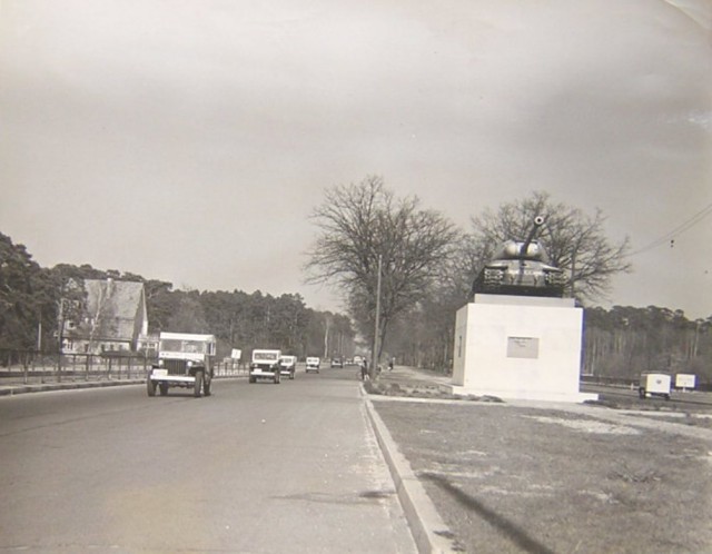 ИС-2 у дороги Берлин - Целендорф