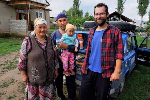 Новости советского автопрома: двое чехов проехали «кругосветку» на старой «копейке»