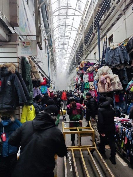 На одном из крупнейших рынков Москвы «Садовод» начался пожар