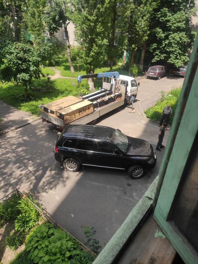 В Воронеже женщина с арбалетом охраняет подъезд жилого дома