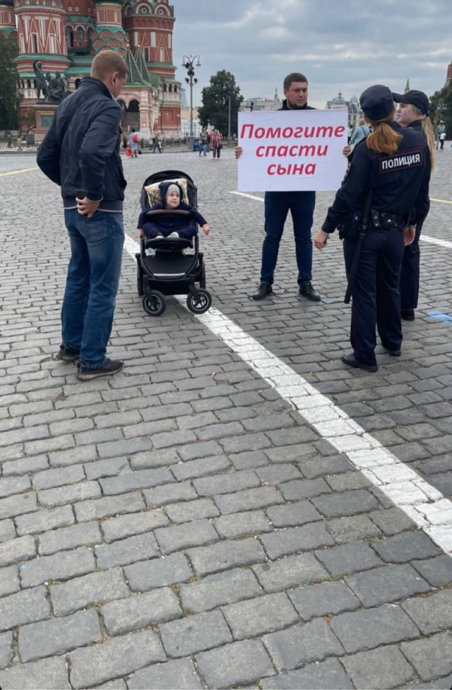 Отца ребёнка болеющего СМА задержали во время пикета на Красной площади