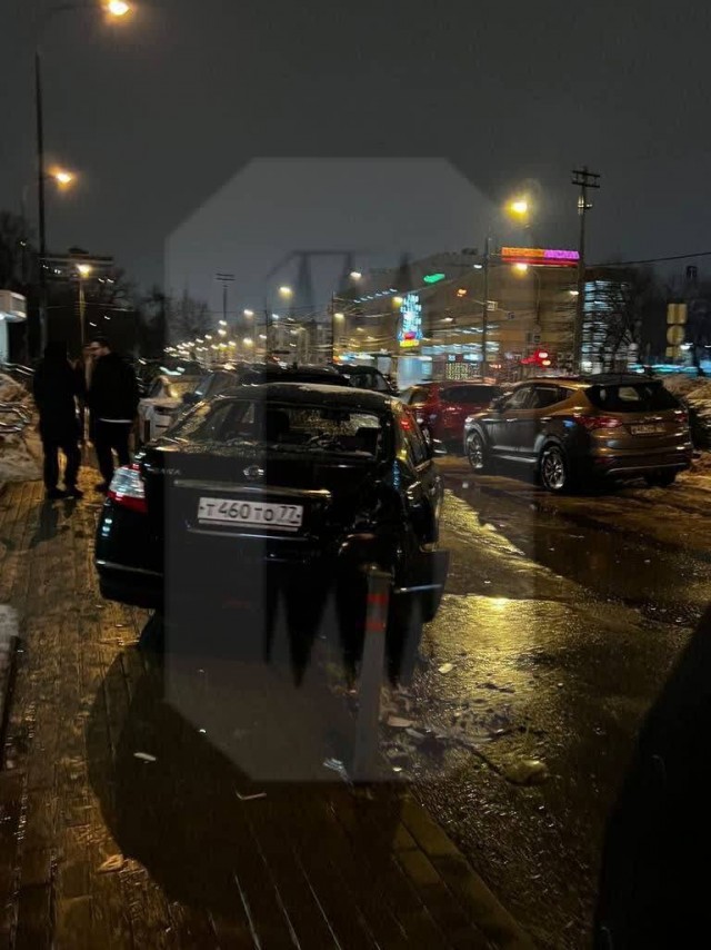 На востоке Москвы водитель протаранил около 10 припаркованных во дворе автомобилей и скрылся с места ДТП