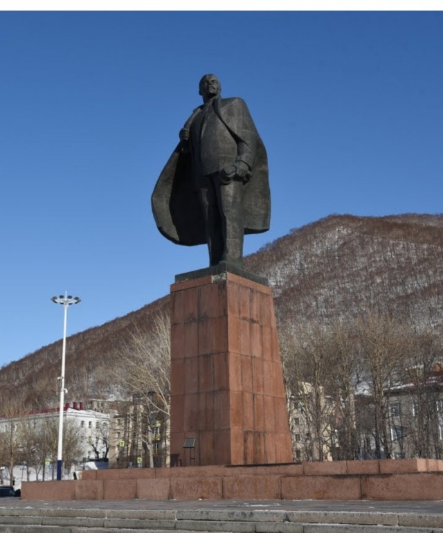 В Ревде уже шестой час пытаются разломать памятник Ленину.