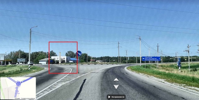 Российские солдаты фотографируются на фоне въезда в Суджу