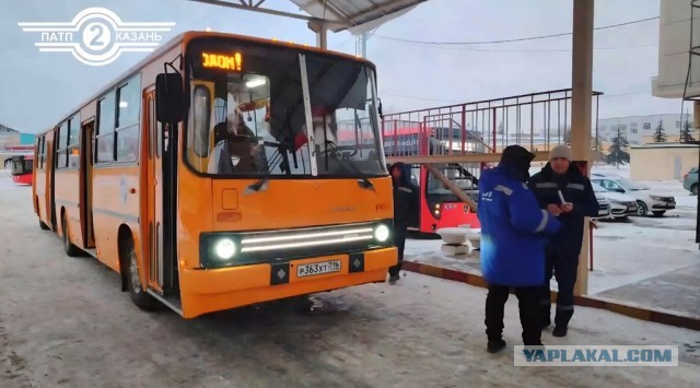 По улицам Казани проехал раритетный автобус