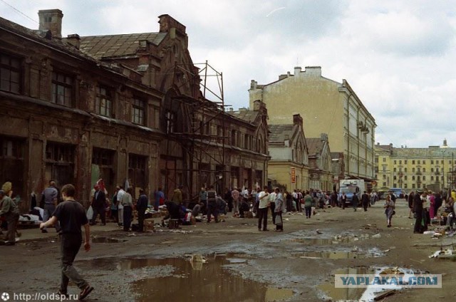Будни автосалона. Из девяностых.