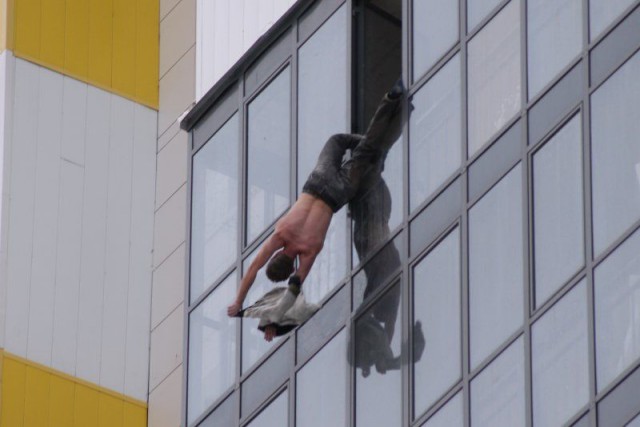 Новосибирец провисел полчаса за окном на 15 этаже