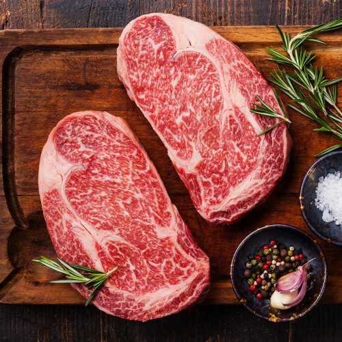 Сочный стейк мяса к обеду!