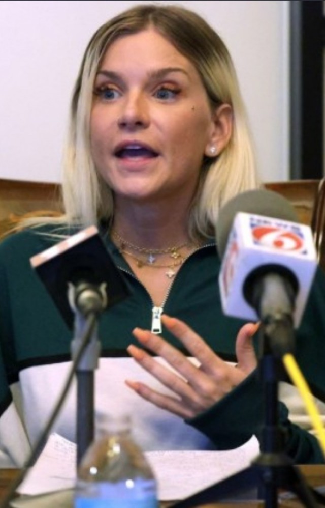 Женщине из Флориды запретили заниматься волонтерской деятельностью в школе из-за страницы на OnlyFans