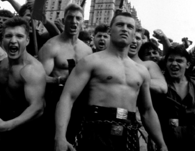 Соседи полтора часа страховали вылезшего на подоконник кота