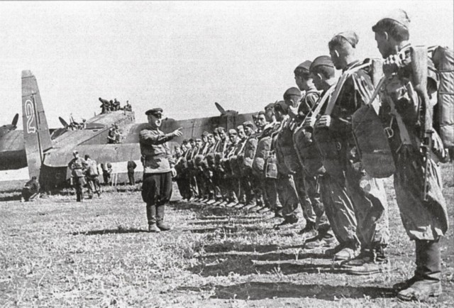 Фотографии связанных с историей Красной и Советской Армии.