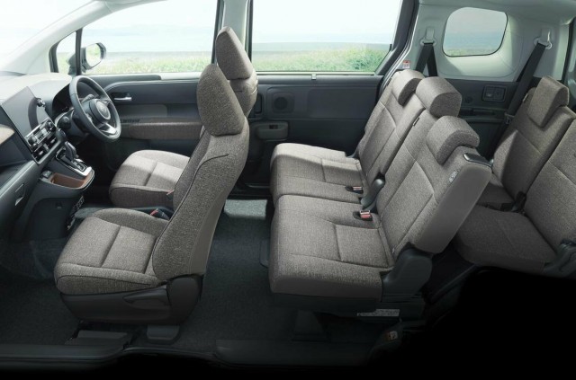 Просторный 120-сильный микровэн Toyota с вариатором по цене 90-сильной Lada Granta с «механикой». В РФ начали принимать заказы на Toyota Sienta из Японии