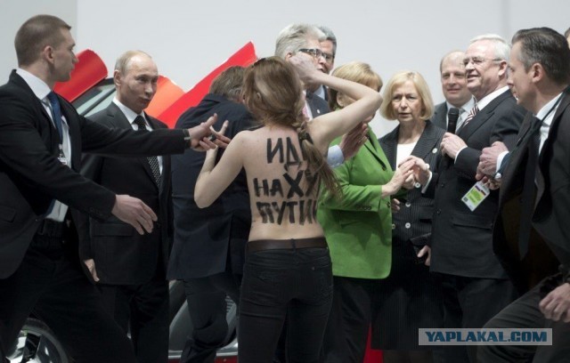 FEMEN показали Путину и Меркель голые груди:))