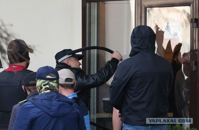 Суд в Беларуси приговорил к восьми годам колонии Эдуарда Бабарико. Его отец был соперником Лукашенко на выборах 2020 года и получил 14 лет лишения свободы