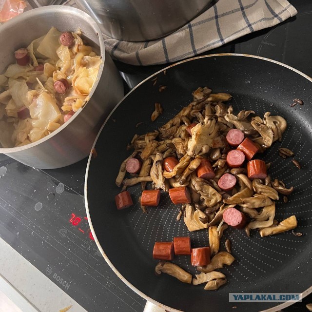 Капуста тушеная с колбасками
