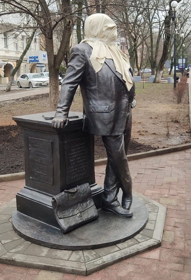 «Фатальная не та дверь»? Почему появление в Ростове памятника Жванецкому вызвало скандал