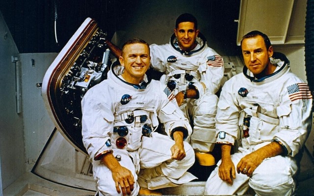 21 декабря 1968 стартовал корабль «Аполлон-8» — люди впервые достигли окололунной орбиты.