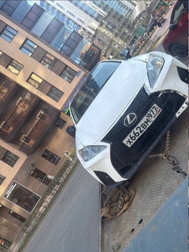 Lexus прокатился по зоне, предназначенной для пешеходов