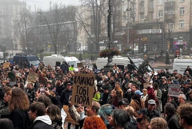 В центре Киева начались митинги