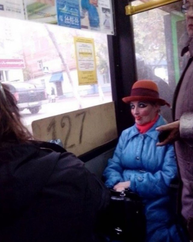 Они не смогли вовремя остановиться и всё продолжали и продолжали наносить макияж