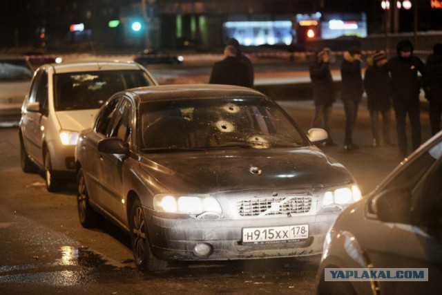 В Санкт-Петербурге мужчина на иномарке открыл огонь по полицейским, проезжающим рядом на патрульной машине