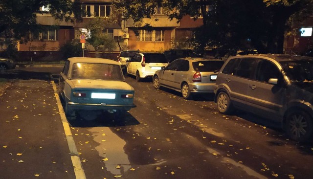 Расслабились мы, и сгорим. Парковки в хаосе у домов
