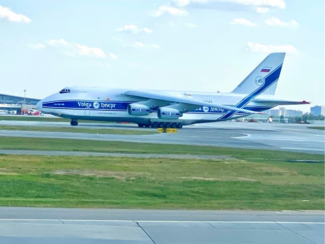 Самолет АН124 "Волга-Днепр" Антонов в Лондоне. Посадка. Взлет