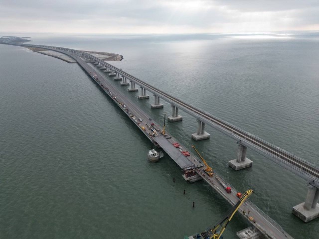 Работы по установке  пролетов на поврежденной части Крымского моста.