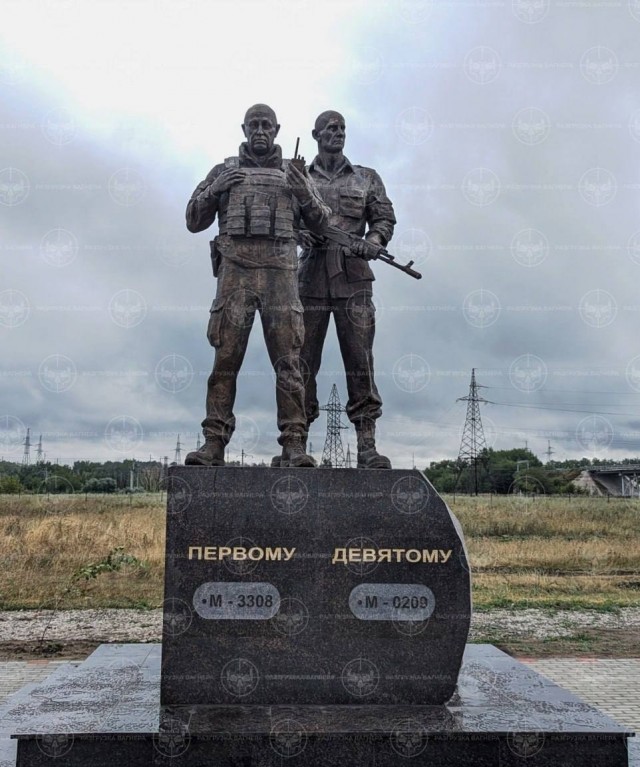 Памятник Героям России Евгению Пригожину и Дмитрию Уткину открыли на Николаевском кладбище в пригороде Самары рядом с могилами бойцов ЧВК «Вагнер»