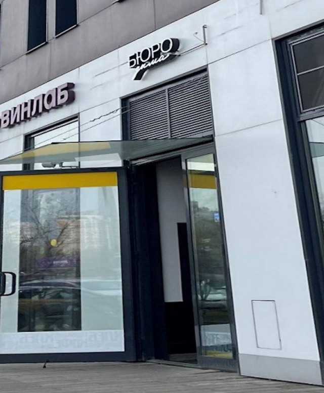 В Останкинском районе Москвы жители ЖК требуют закрыть кальянную на первом этаже дома — из-за нее в квартирах невозможно дышать