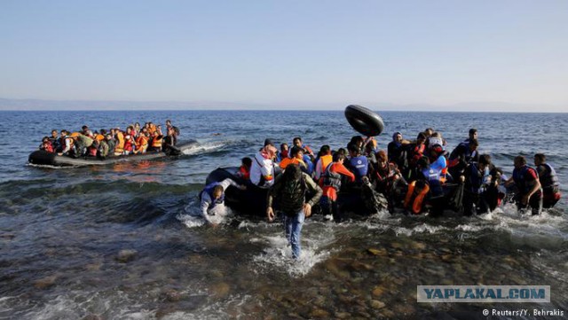 Беженцы плывут