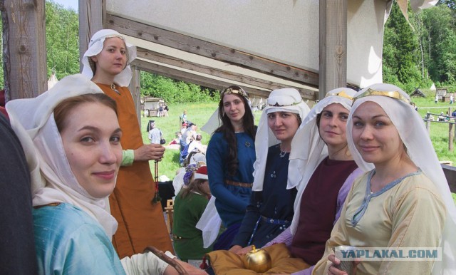 Девушки в нарядах с сеточкой