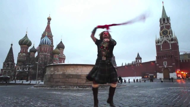 Полиция запретила женщине в кокошнике находиться на Красной площади