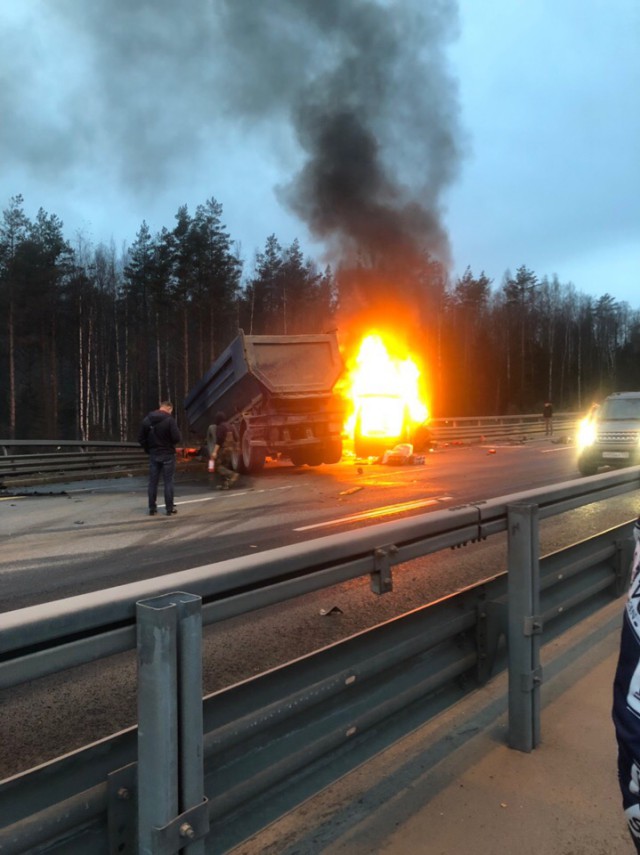 В Петербурге на ЗСД грузовик пробил ограждение и вылетел на встречную, где столкнулся с микроавтобусом. 6 человек погибло