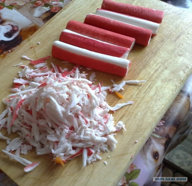 Салат из крабовых по дженибековски.
