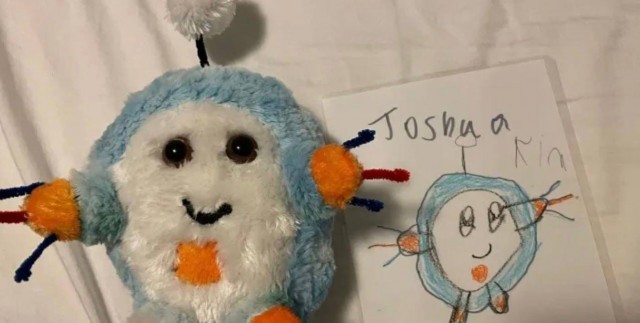 Учительница сшила игрушки детям по их же рисункам