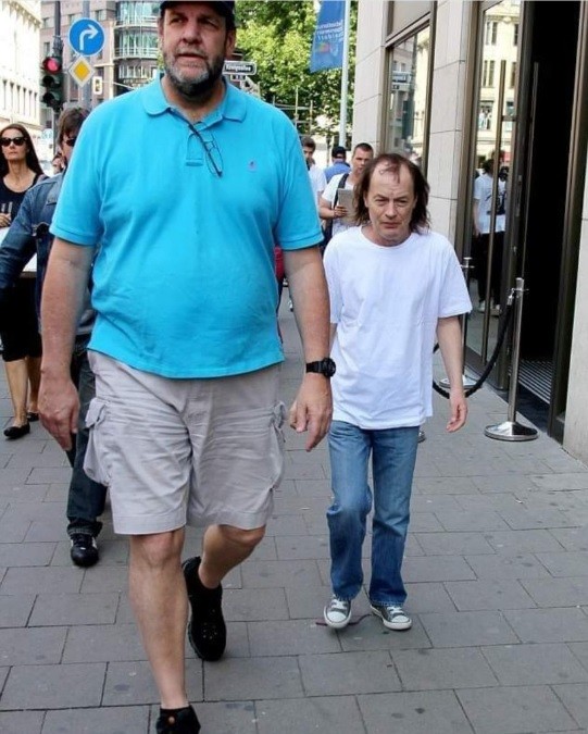 Рок звезда АЦ гром ДЦ на прогулке в Германии