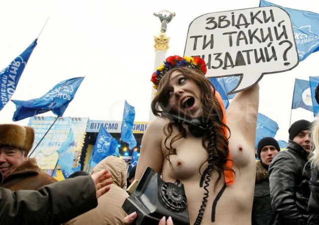 Голая модель автобусом добирается на работу ...