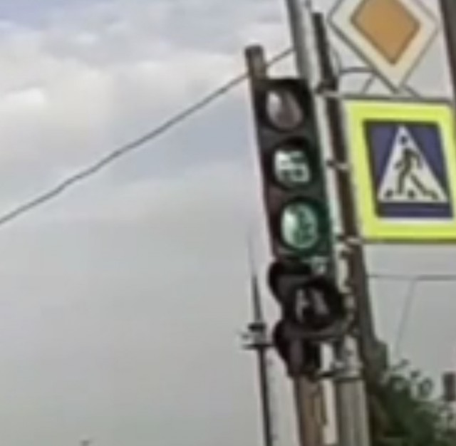 На красный? В наушниках? На самокате?