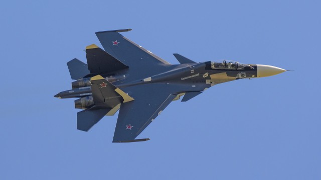 Су-27 ВКС РФ отгоняет самолет НАТО от стратегического бомбардировщика ВВС РФ