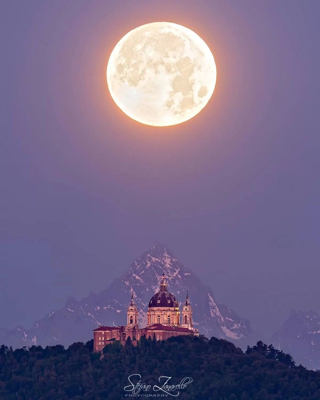 Луна за горой Монвизо