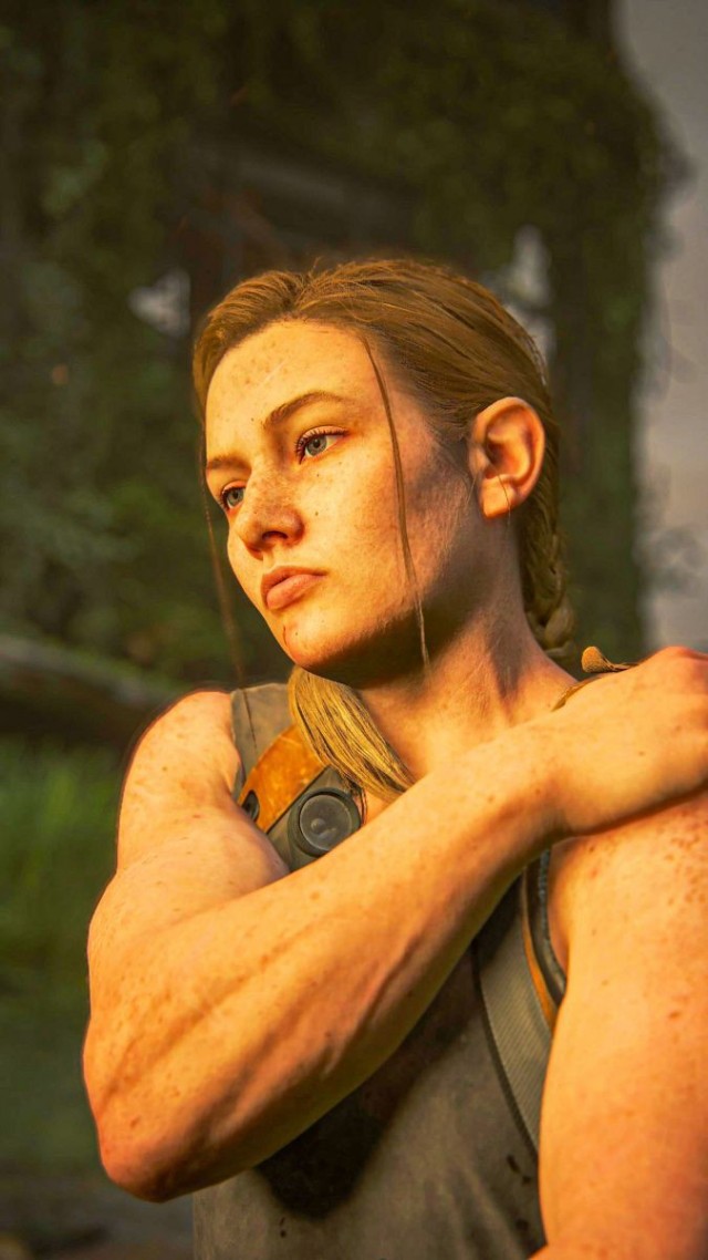 Девушка самостоятельно заменила покрышку грузовика