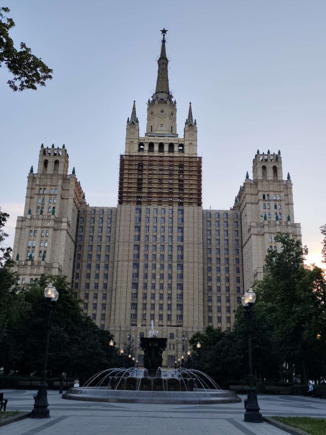 Шляюсь по Москве (городские джунгли, плоские дома и машинки)