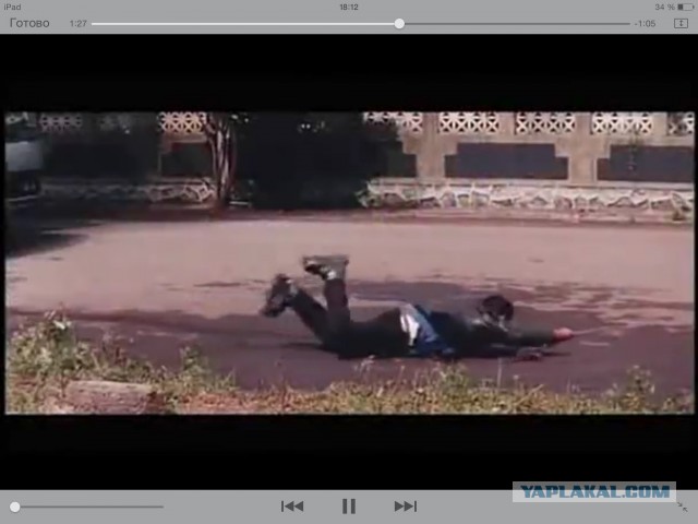 Брюс Уиллис нервно курит в сторонке.