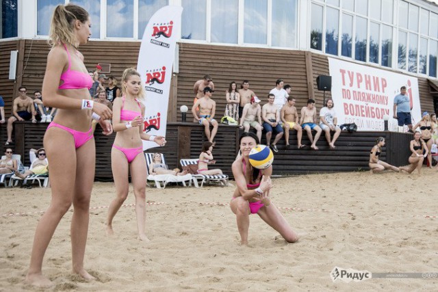 Полуголые девицы пошалили с мячиком на пляже
